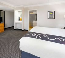Super 8 by Wyndham The Woodlands North Room