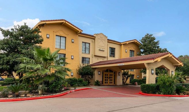 Super 8 by Wyndham The Woodlands North Exterior