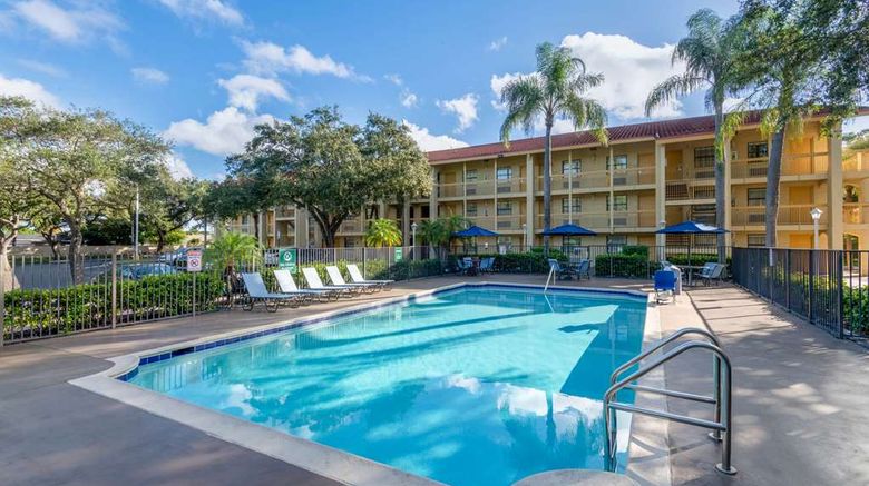 <b>La Quinta East Deerfield Beach - Boca Raton Pool</b>. Images powered by <a href="https://iceportal.shijigroup.com/" title="IcePortal" target="_blank">IcePortal</a>.