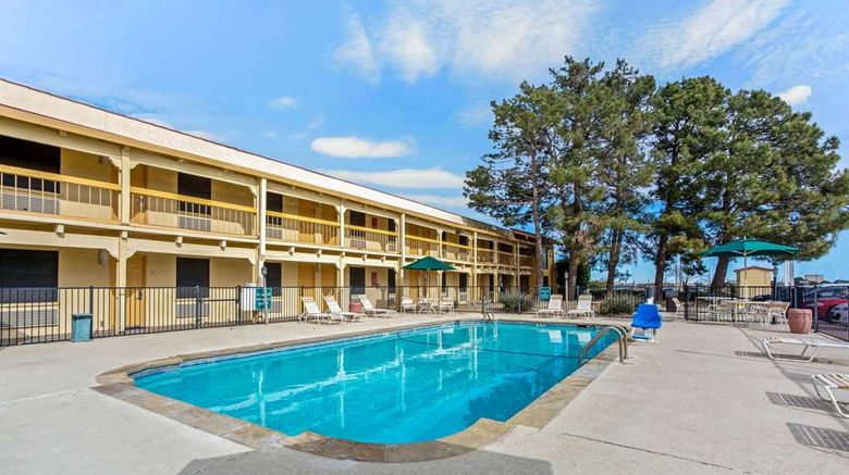 <b>La Quinta San Angelo Inn & Conf Center Pool</b>. Images powered by <a href="https://iceportal.shijigroup.com/" title="IcePortal" target="_blank">IcePortal</a>.
