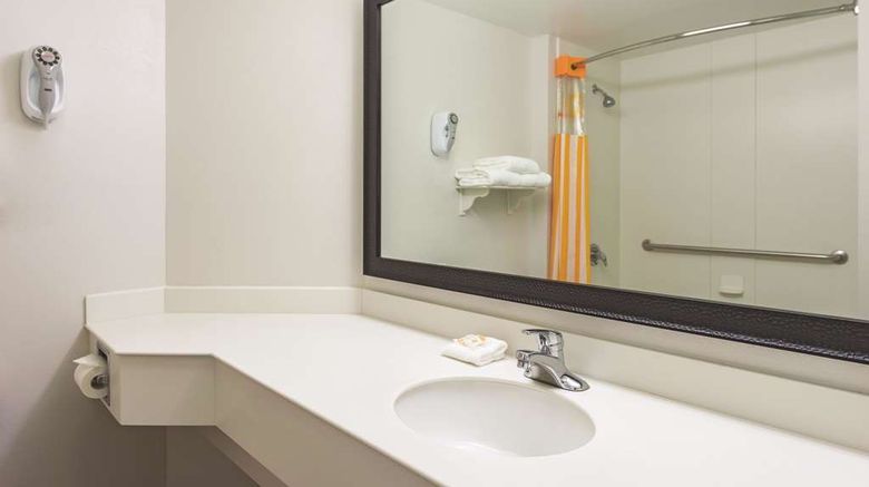 <b>La Quinta Inn & Stes St Louis Westport Suite</b>. Images powered by <a href="https://iceportal.shijigroup.com/" title="IcePortal" target="_blank">IcePortal</a>.