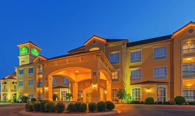 La Quinta Inn & Suites Quail Springs Exterior