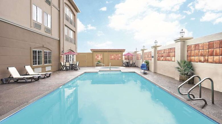 <b>La Quinta Inn & Suites Laredo Airport Pool</b>. Images powered by <a href="https://iceportal.shijigroup.com/" title="IcePortal" target="_blank">IcePortal</a>.