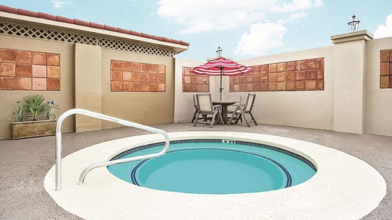 <b>La Quinta Inn & Suites Laredo Airport Pool</b>. Images powered by <a href="https://iceportal.shijigroup.com/" title="IcePortal" target="_blank">IcePortal</a>.