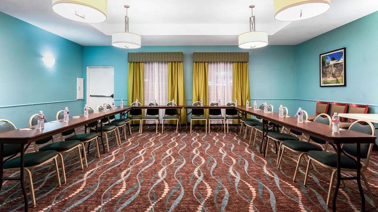 <b>La Quinta Inn & Suites Kerrville Meeting</b>. Images powered by <a href="https://iceportal.shijigroup.com/" title="IcePortal" target="_blank">IcePortal</a>.