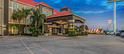 La Quinta Inn & Suites Airport Exterior
