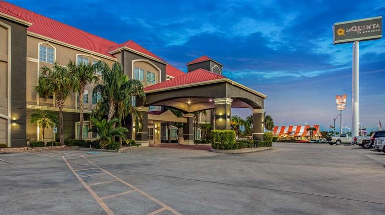 <b>La Quinta Inn & Suites Airport Exterior</b>. Images powered by <a href="https://iceportal.shijigroup.com/" title="IcePortal" target="_blank">IcePortal</a>.