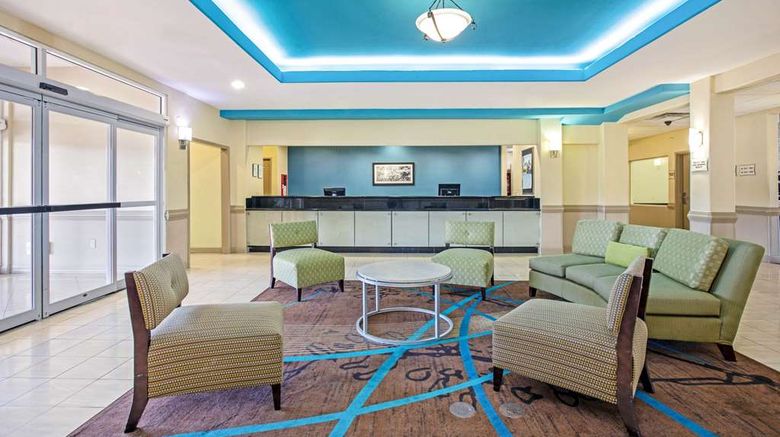 <b>La Quinta Inn & Suites Airport Lobby</b>. Images powered by <a href="https://iceportal.shijigroup.com/" title="IcePortal" target="_blank">IcePortal</a>.