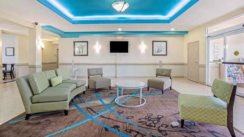 <b>La Quinta Inn & Suites Airport Lobby</b>. Images powered by <a href="https://iceportal.shijigroup.com/" title="IcePortal" target="_blank">IcePortal</a>.