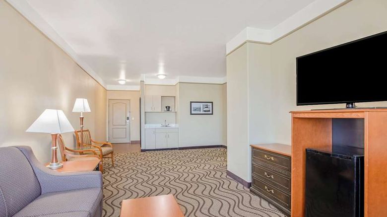 <b>La Quinta Inn & Suites Airport Suite</b>. Images powered by <a href="https://iceportal.shijigroup.com/" title="IcePortal" target="_blank">IcePortal</a>.