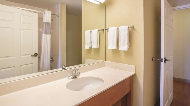 La Quinta Inn & Suites Bentonville Suite
