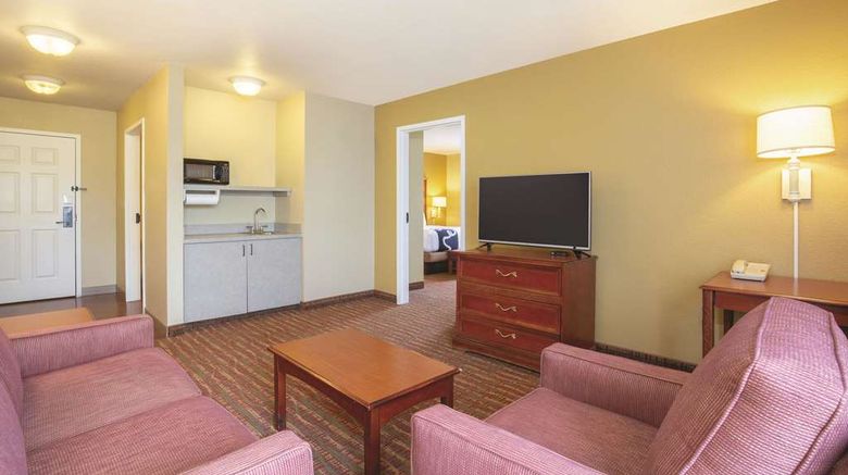 <b>La Quinta Inn & Suites Bentonville Suite</b>. Images powered by <a href="https://iceportal.shijigroup.com/" title="IcePortal" target="_blank">IcePortal</a>.