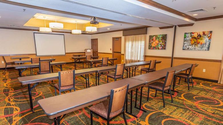 <b>La Quinta Inn & Suites Bentonville Meeting</b>. Images powered by <a href="https://iceportal.shijigroup.com/" title="IcePortal" target="_blank">IcePortal</a>.