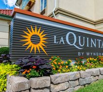 La Quinta Inn & Suites Bentonville Exterior