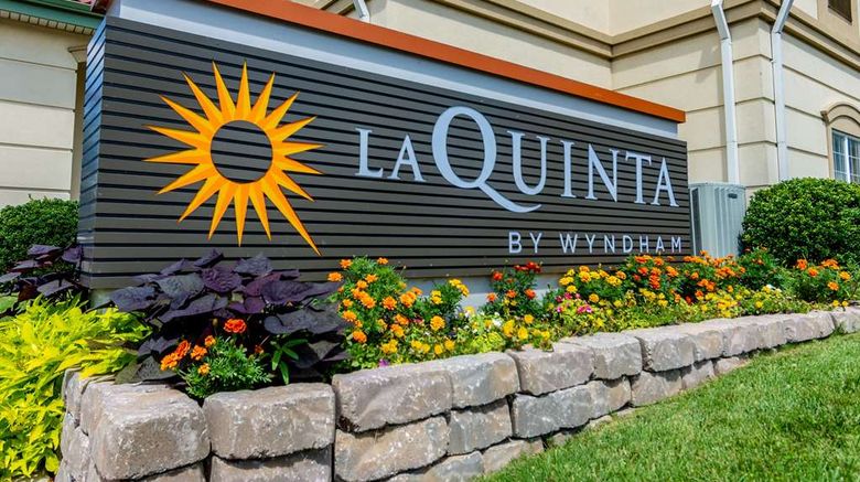 <b>La Quinta Inn & Suites Bentonville Exterior</b>. Images powered by <a href="https://iceportal.shijigroup.com/" title="IcePortal" target="_blank">IcePortal</a>.