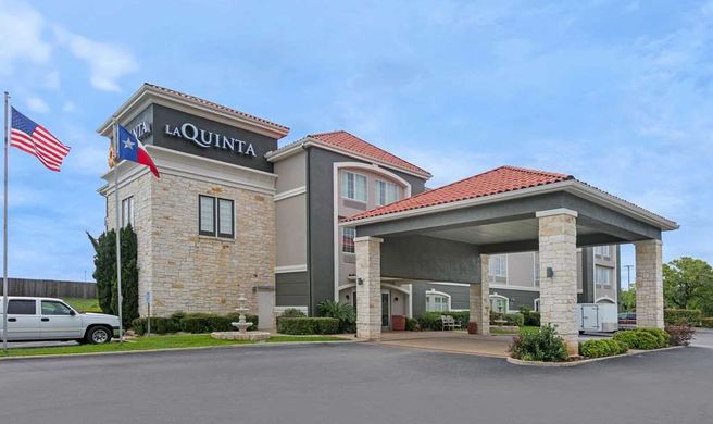 La Quinta Inn & Suites Fredericksburg Exterior