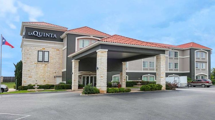 La Quinta Inn & Suites Fredericksburg Exterior
