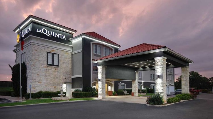 La Quinta Inn & Suites Fredericksburg Exterior