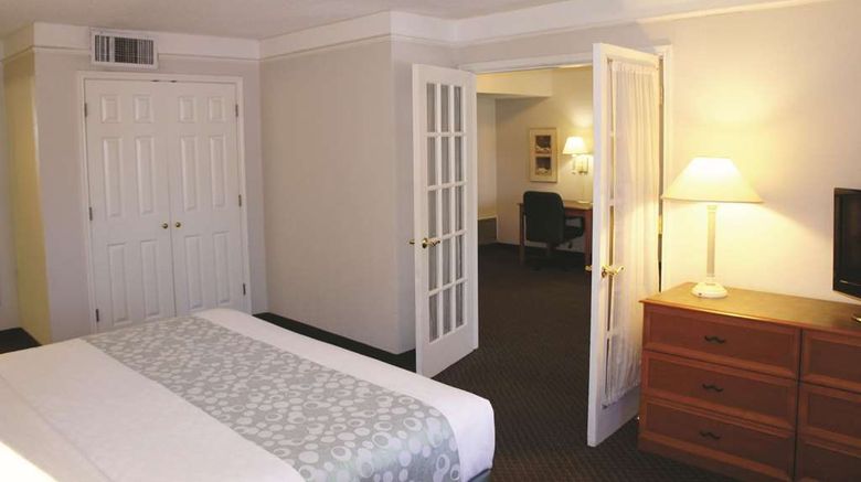 <b>La Quinta Inn Kansas City Lenexa Suite</b>. Images powered by <a href="https://iceportal.shijigroup.com/" title="IcePortal" target="_blank">IcePortal</a>.
