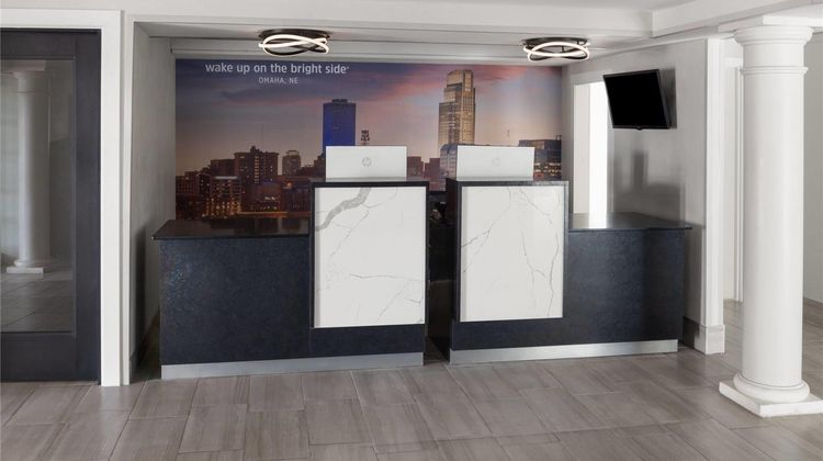 La Quinta Inn Omaha West Lobby