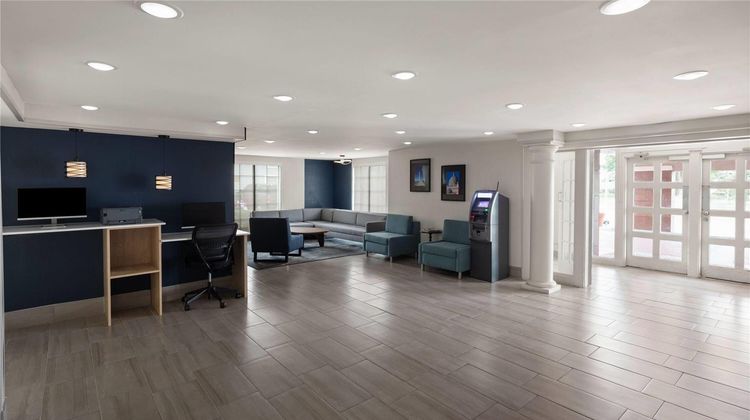 La Quinta Inn Omaha West Lobby
