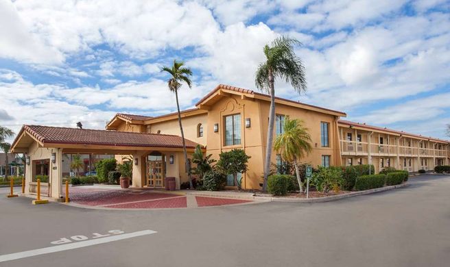 Baymont by Wyndham Fort Myers Central Exterior