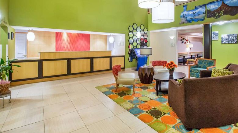 <b>La Quinta Inn & Suites North Platte Lobby</b>. Images powered by <a href="https://iceportal.shijigroup.com/" title="IcePortal" target="_blank">IcePortal</a>.