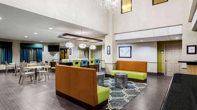 <b>La Quinta Inn & Suites Pasadena Lobby</b>. Images powered by <a href="https://iceportal.shijigroup.com/" title="IcePortal" target="_blank">IcePortal</a>.