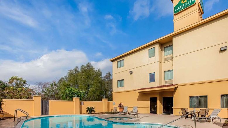 <b>La Quinta Inn & Suites Pasadena Pool</b>. Images powered by <a href="https://iceportal.shijigroup.com/" title="IcePortal" target="_blank">IcePortal</a>.
