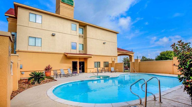 <b>La Quinta Inn & Suites Pasadena Pool</b>. Images powered by <a href="https://iceportal.shijigroup.com/" title="IcePortal" target="_blank">IcePortal</a>.