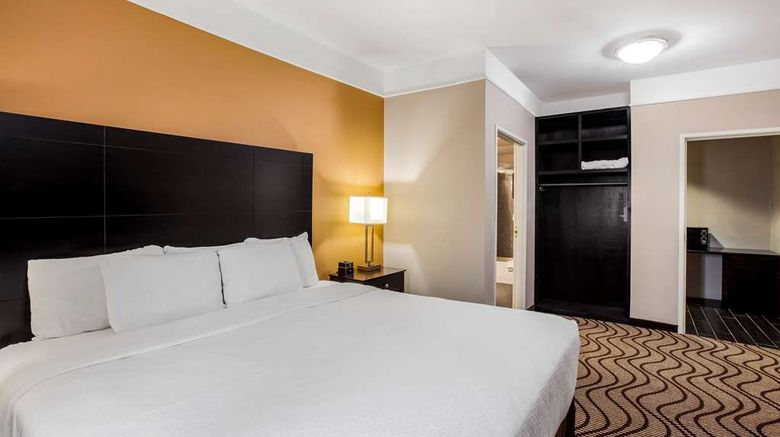 <b>La Quinta Inn & Suites Pasadena Suite</b>. Images powered by <a href="https://iceportal.shijigroup.com/" title="IcePortal" target="_blank">IcePortal</a>.