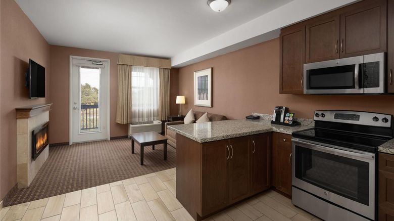 <b>La Quinta Inn & Suites Paso Robles Suite</b>. Images powered by <a href="https://iceportal.shijigroup.com/" title="IcePortal" target="_blank">IcePortal</a>.