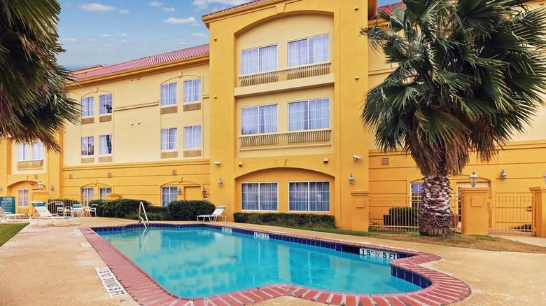 <b>La Quinta Inn & Suites Seguin Pool</b>. Images powered by <a href="https://iceportal.shijigroup.com/" title="IcePortal" target="_blank">IcePortal</a>.