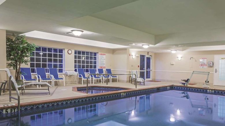 <b>La Quinta Inn & Suites-Fort Myers Arpt Pool</b>. Images powered by <a href="https://iceportal.shijigroup.com/" title="IcePortal" target="_blank">IcePortal</a>.