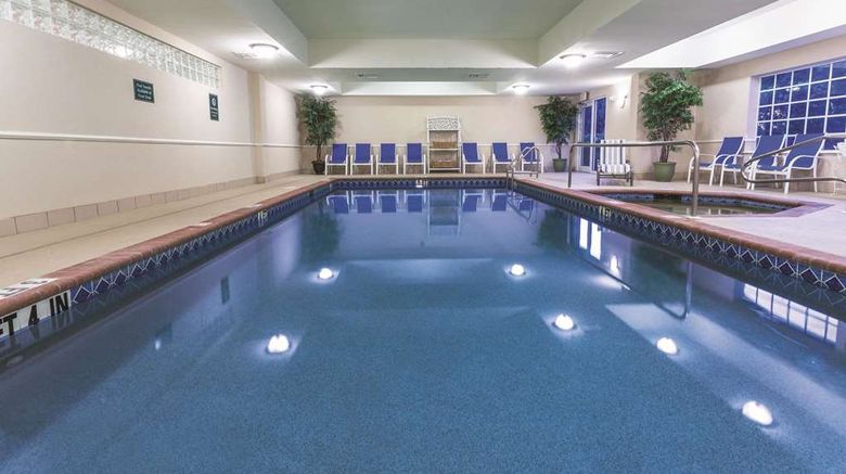 <b>La Quinta Inn & Suites-Fort Myers Arpt Pool</b>. Images powered by <a href="https://iceportal.shijigroup.com/" title="IcePortal" target="_blank">IcePortal</a>.