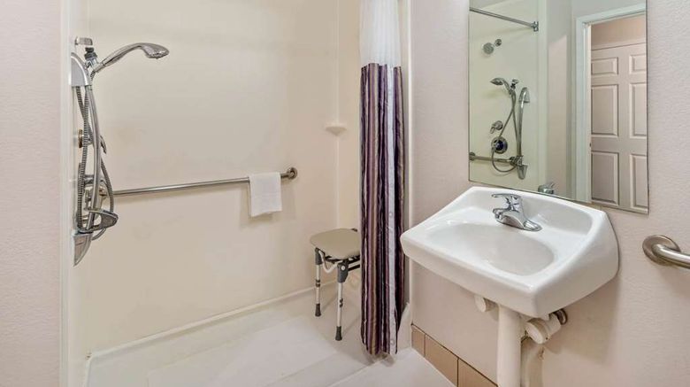 <b>La Quinta Inn & Suites-Fort Myers Arpt Room</b>. Images powered by <a href="https://iceportal.shijigroup.com/" title="IcePortal" target="_blank">IcePortal</a>.