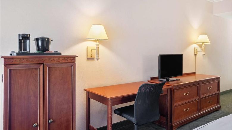 <b>La Quinta Inn & Suites-Fort Myers Arpt Room</b>. Images powered by <a href="https://iceportal.shijigroup.com/" title="IcePortal" target="_blank">IcePortal</a>.