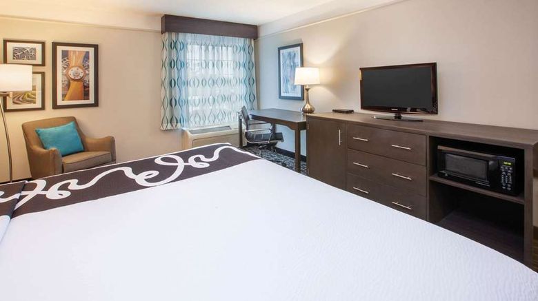 <b>La Quinta Inn & Suites Cincinnati Arpt Room</b>. Images powered by <a href="https://iceportal.shijigroup.com/" title="IcePortal" target="_blank">IcePortal</a>.