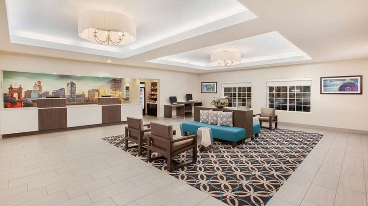 La Quinta Inn & Suites Cincinnati Arpt Lobby