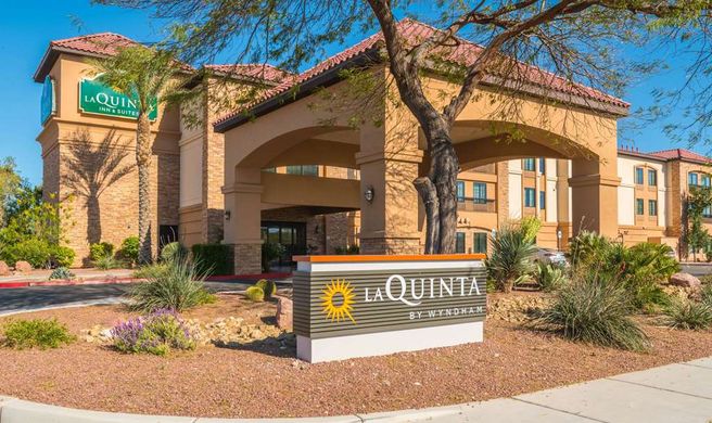 La Quinta Inn & Suites LAS South Exterior