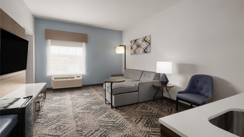 <b>La Quinta Inn & Suites Pooler Suite</b>. Images powered by <a href="https://iceportal.shijigroup.com/" title="IcePortal" target="_blank">IcePortal</a>.