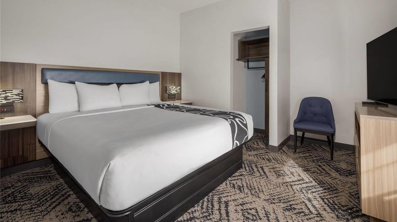 <b>La Quinta Inn & Suites Pooler Suite</b>. Images powered by <a href="https://iceportal.shijigroup.com/" title="IcePortal" target="_blank">IcePortal</a>.
