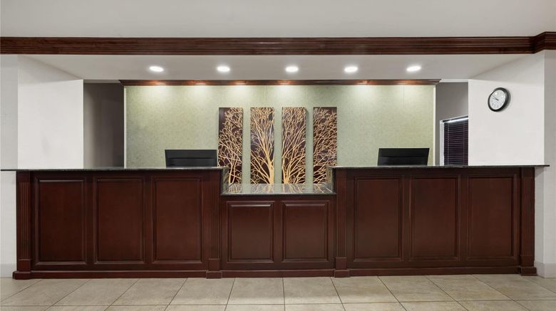 <b>La Quinta Inn & Suites Pooler Lobby</b>. Images powered by <a href="https://iceportal.shijigroup.com/" title="IcePortal" target="_blank">IcePortal</a>.