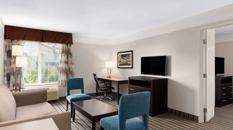 <b>La Quinta Inn & Suites Bakersfield North Suite</b>. Images powered by <a href="https://iceportal.shijigroup.com/" title="IcePortal" target="_blank">IcePortal</a>.