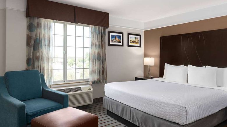 <b>La Quinta Inn & Suites Bakersfield North Suite</b>. Images powered by <a href="https://iceportal.shijigroup.com/" title="IcePortal" target="_blank">IcePortal</a>.