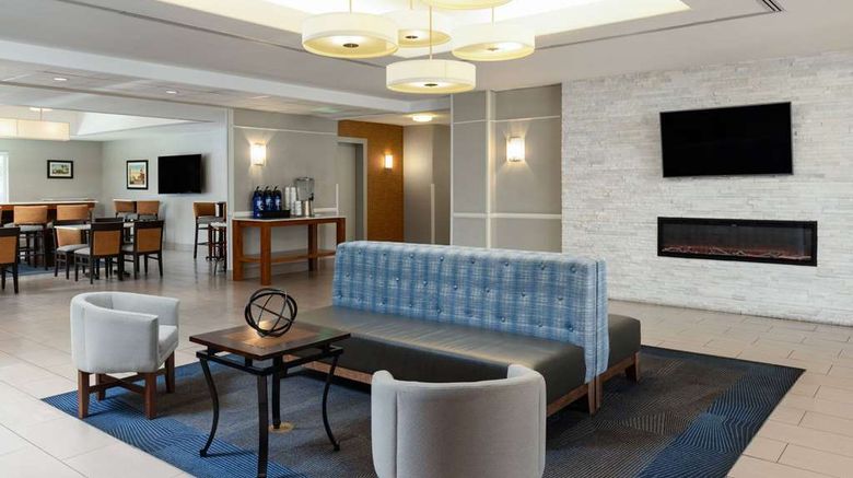 <b>La Quinta Inn & Suites Bakersfield North Lobby</b>. Images powered by <a href="https://iceportal.shijigroup.com/" title="IcePortal" target="_blank">IcePortal</a>.