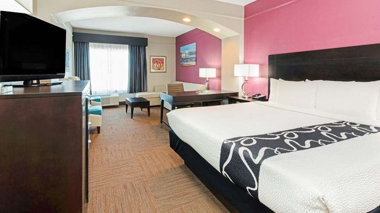 <b>La Quinta Inn & Suites Winnie Suite</b>. Images powered by <a href="https://iceportal.shijigroup.com/" title="IcePortal" target="_blank">IcePortal</a>.