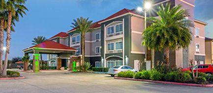 La Quinta Inn & Suites Winnie Exterior