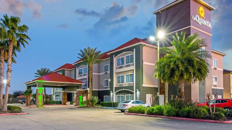 <b>La Quinta Inn & Suites Winnie Exterior</b>. Images powered by <a href="https://iceportal.shijigroup.com/" title="IcePortal" target="_blank">IcePortal</a>.