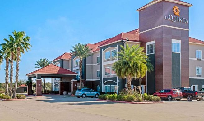 La Quinta Inn & Suites Winnie Exterior